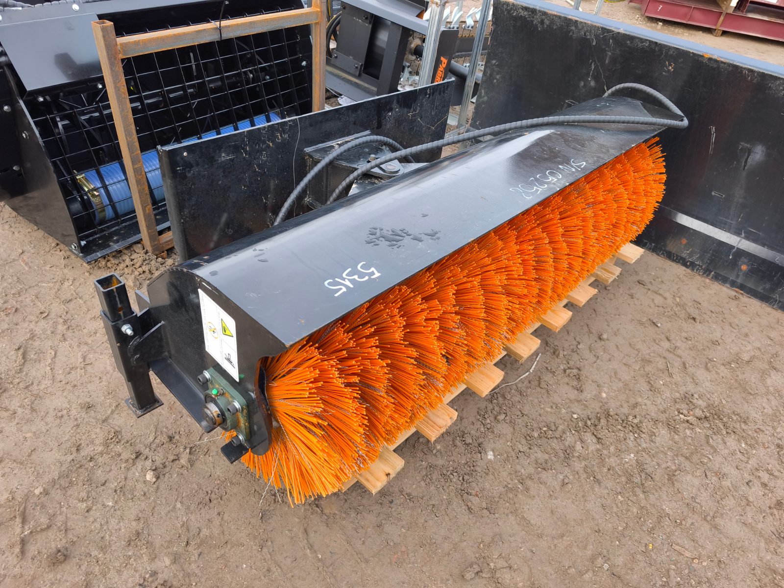 Hydraulický odmetač pro smykový nakladač
